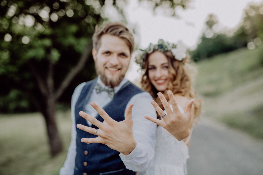 Hochzeitspaar Braut und Bräutigam zeigen ihre Trauringe