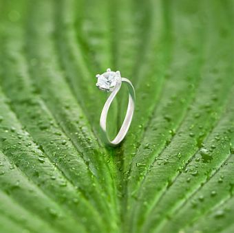 Weißgoldring mit leichter Rundung und großem Brillanten Eleganter Schmuckring zum Heiratsantrag